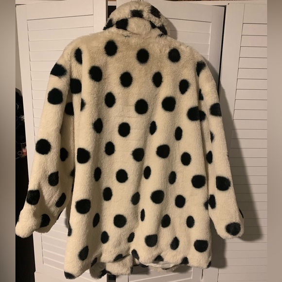 Who What Wear Plus Size Black and White Polka Dot Faux Fur Jacket - Picture 3 of 4